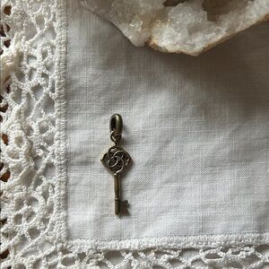 Kendra Scott Home and Shelter Key Charm in Vintage Gold